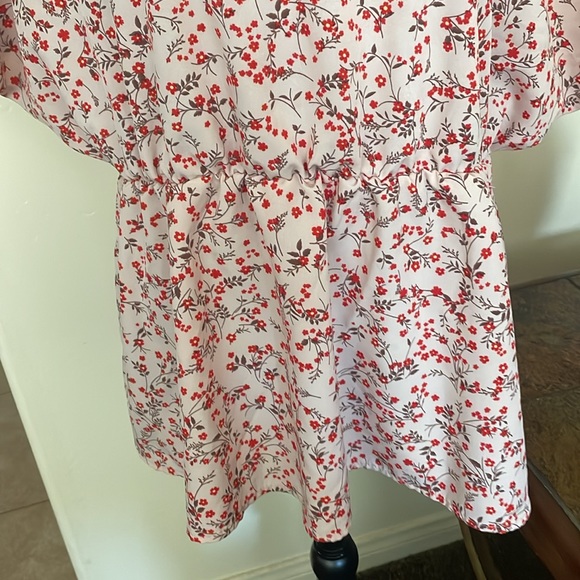 Cute blouse!! 1X - Picture 3 of 6